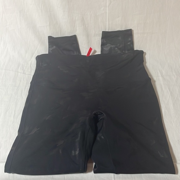 Spanx Faux Leather Camo Leggings in Matte Black Camo XL Shapewear - Picture 5 of 10